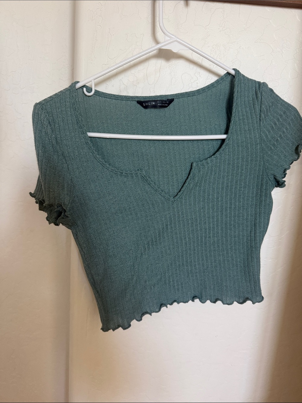 SHEIN Sage Ribbed V-Notch Lettuce-Edge Crop Top